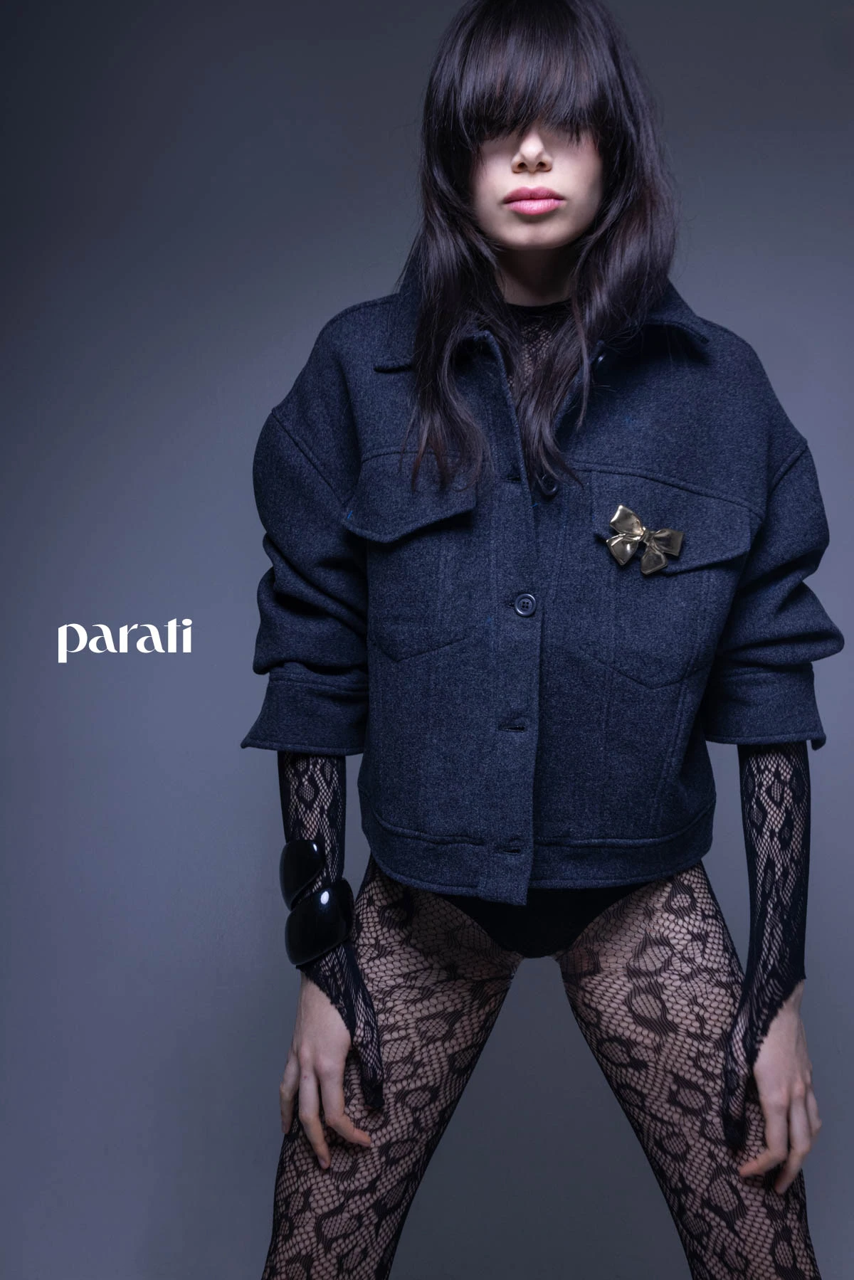 Campera corta de paño @laspepasinst y brazalete envolvente de resina @lunagarzonaccesorios