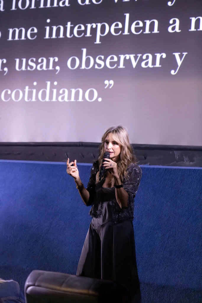 La apertura de la charla se desplegó con grandes imágenes de su vida que se proyectaron en pantalla: postales familiares, fotos de su infancia, embarazos, campañas y recuerdos personales.