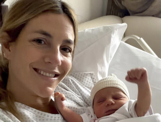 El look posparto effortless de María Belén Ludueña a días de ser mamá de Vito: jeans + suéter con rombos