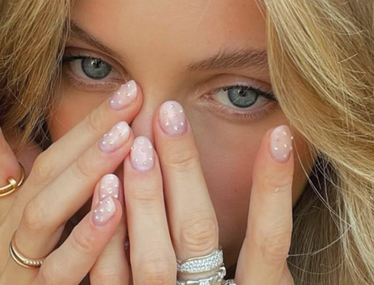 Manicura joya: cómo es la tendencia de uñas elegantes que vuelve en 2026