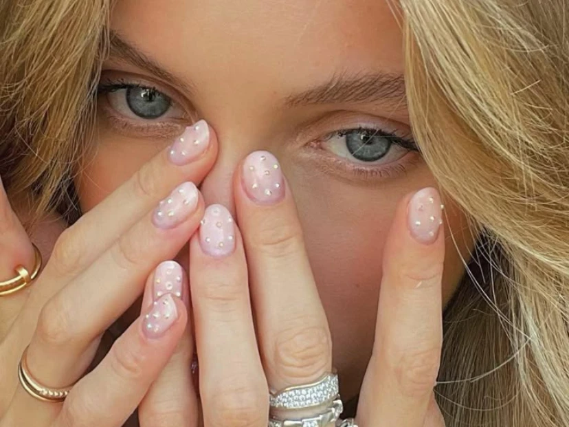 Manicura joya: cómo es la tendencia de uñas elegantes que vuelve en 2026