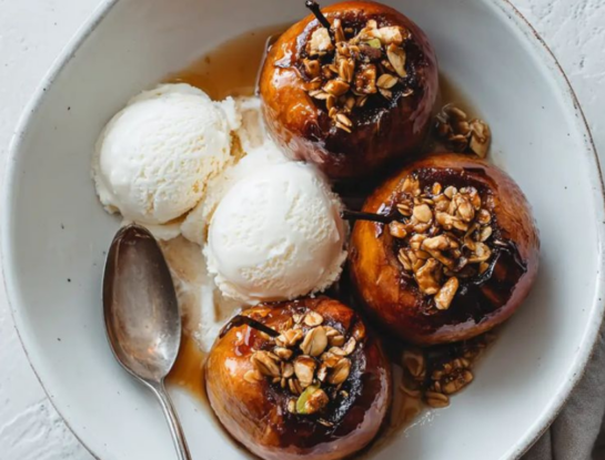 Manzanas asadas con nueces garrapiñadas: un postre fácil y salvador