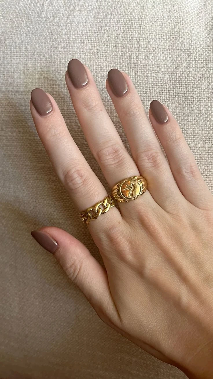 Cómo lograr un efecto antiage al elegir tu color de manicura