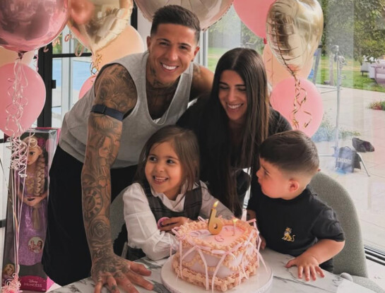 Con torta de corazón y sorpresa incluida: así fue el íntimo cumple de la hija de Enzo Fernández y Valu Cervantes en Londres
