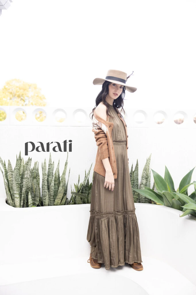 Vestido largo con escote halter y volados en cuello y cardigan tejido en jacquard @rapsodiaoficial ,tapado reversible en género italiano @lara.stola y borcegos de gamuza con flecos @zapatosdemaria