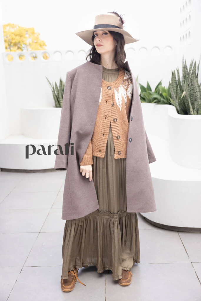 Vestido largo con escote halter y volados en cuello y cardigan tejido en jacquard @rapsodiaoficial ,tapado reversible en género italiano @lara.stola y borcegos de gamuza con flecos @zapatosdemaria