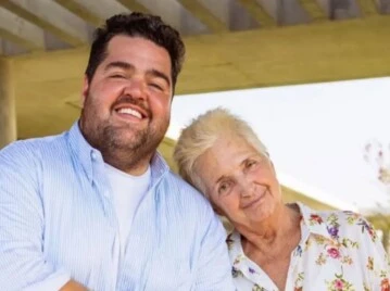 La emoción de Darío Barassi al visitar la tumba de su madre