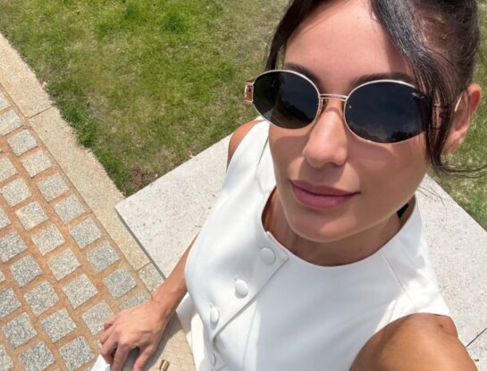 Pampita deslumbró en Inglaterra con un elegante vestido blanco de inspiración sastrera