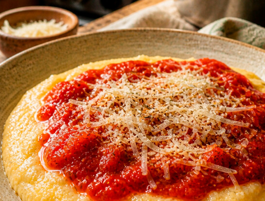 La receta fácil del día: polenta cremosa con salsa de tomate y queso lista en 20 minutos