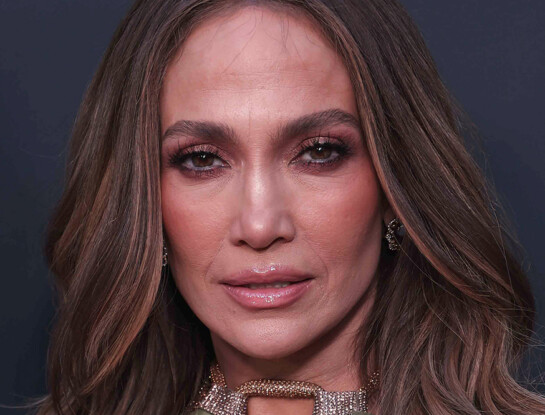 Ni negro ni bordó: Jennifer Lopez llevó el color más lujoso y tendencia del 2026