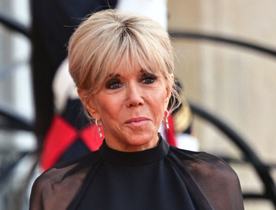 El look total black de Brigitte Macron que redefine la elegancia parisina después de los 70