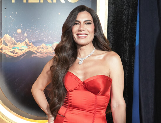 Martín Fierro 2026: Flor de la V deslumbró con un impactante look "Old Hollywood" en rojo pasión