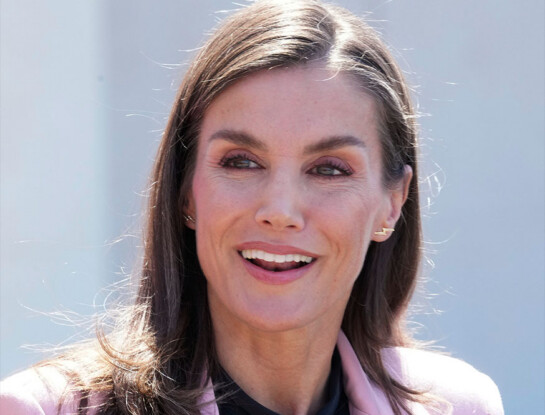 Cómo combinar el rosa en invierno: la lección de estilo de la Reina Letizia con una chaqueta "low cost" que es tendencia