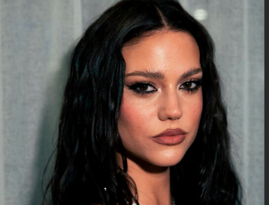 Soft goth glam: el make up de Olivia Wald que confirma la tendencia beauty más sexy del momento