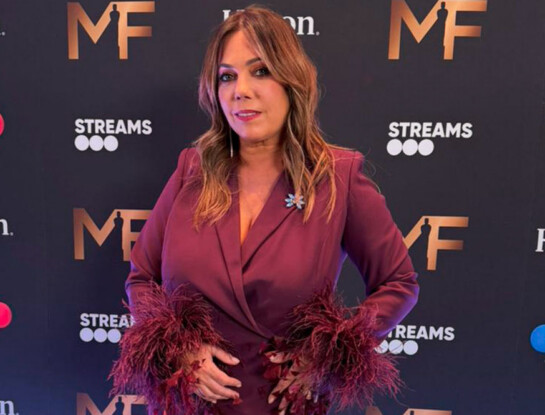 Martín Fierro 2026: Pía Shaw llevó el tono burgundy en un look elegante y moderno