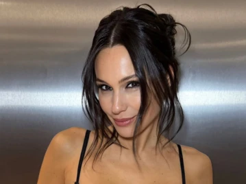 Pampita impone el french twist: el peinado clásico que vuelve y eleva cualquier look urbano