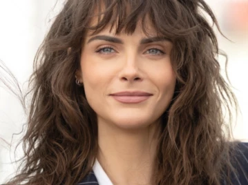 Cara Delevingne llevó el wolf cut a otro nivel en Cannes con rulos y efecto effortless