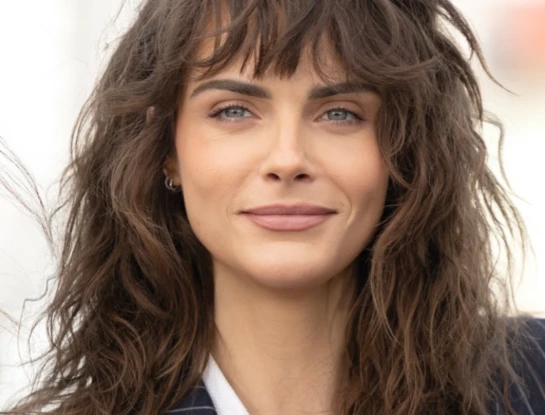 Cara Delevingne llevó el wolf cut a otro nivel en Cannes con rulos y efecto effortless