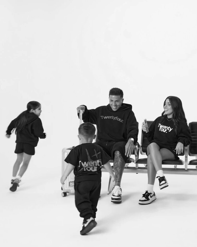 Además de la línea femenina, la marca cuenta con una colección masculina integrada por joggers, bermudas, shorts y buzos, mientras que también desarrolló una sección infantil inspirada en las mismas siluetas y colores.
