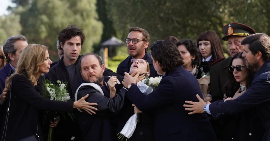 Las fotos que publicó muestran distintos momentos del rodaje, donde se lo ve interactuando con el elenco y el equipo de producción. 