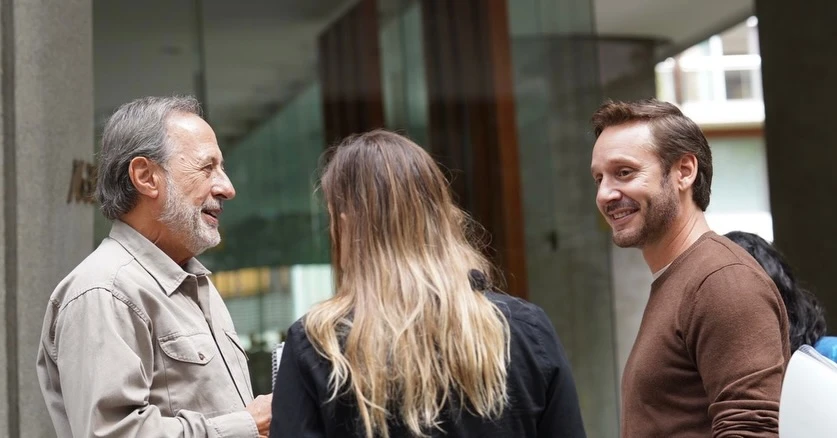 Vicuña forma parte del elenco desde la tercera temporada, donde interpreta a Gaspar Schuster, un neurocientífico chileno que se convierte en nuevo inquilino del edificio. 