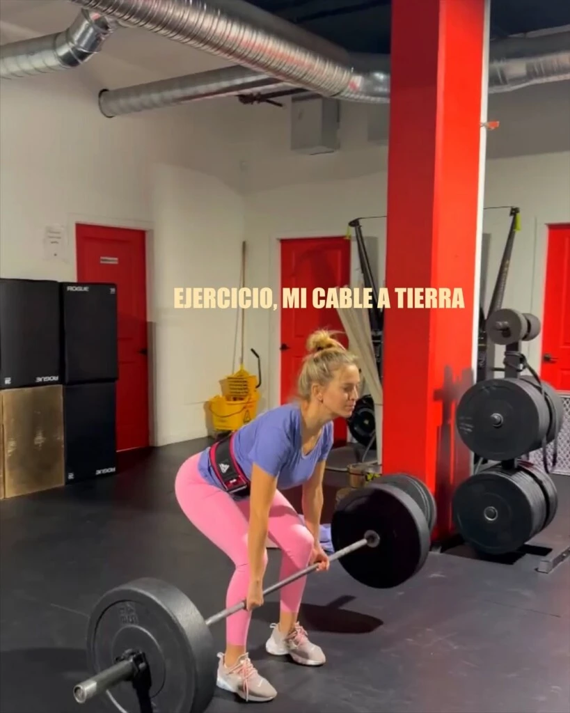 La actriz también mostró una de sus rutinas favoritas para mantenerse equilibrada en medio de la intensidad laboral: el entrenamiento físico. 