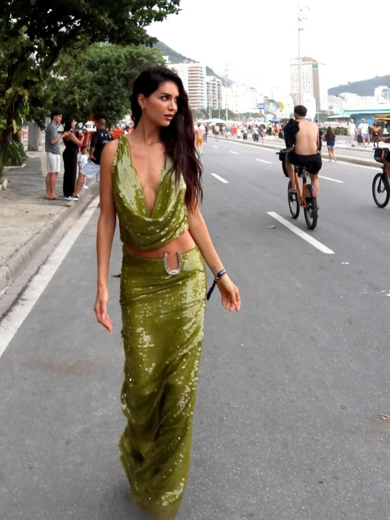 El look está compuesto por un conjunto de dos piezas en tono verde oliva, completamente cubierto de lentejuelas. 