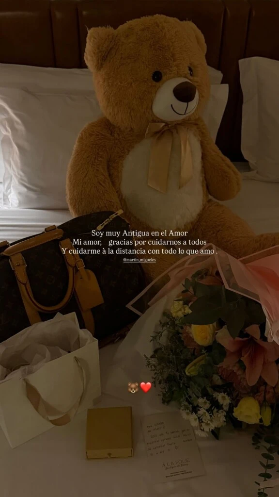 Entre los presentes se destacaron un oso de peluche, un ramo de flores, una bolsa con joyas y una carta manuscrita. 