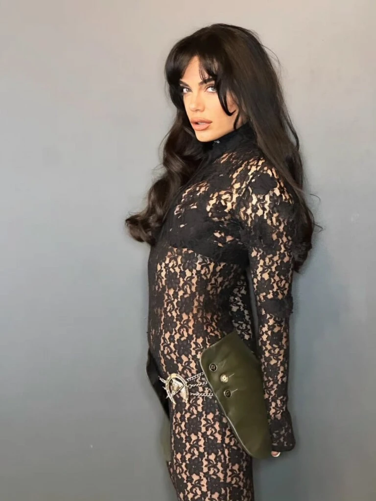 El impactante look de Emilia Attias con transparencias y encaje negro

