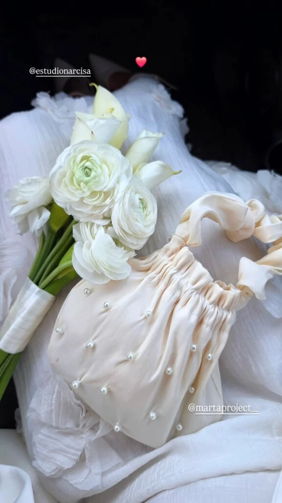 Los detalles en los looks acompañó el espíritu del evento, con una estética que combinó lo clásico y lo moderno a través de una paleta en tonos blancos y pastel. 