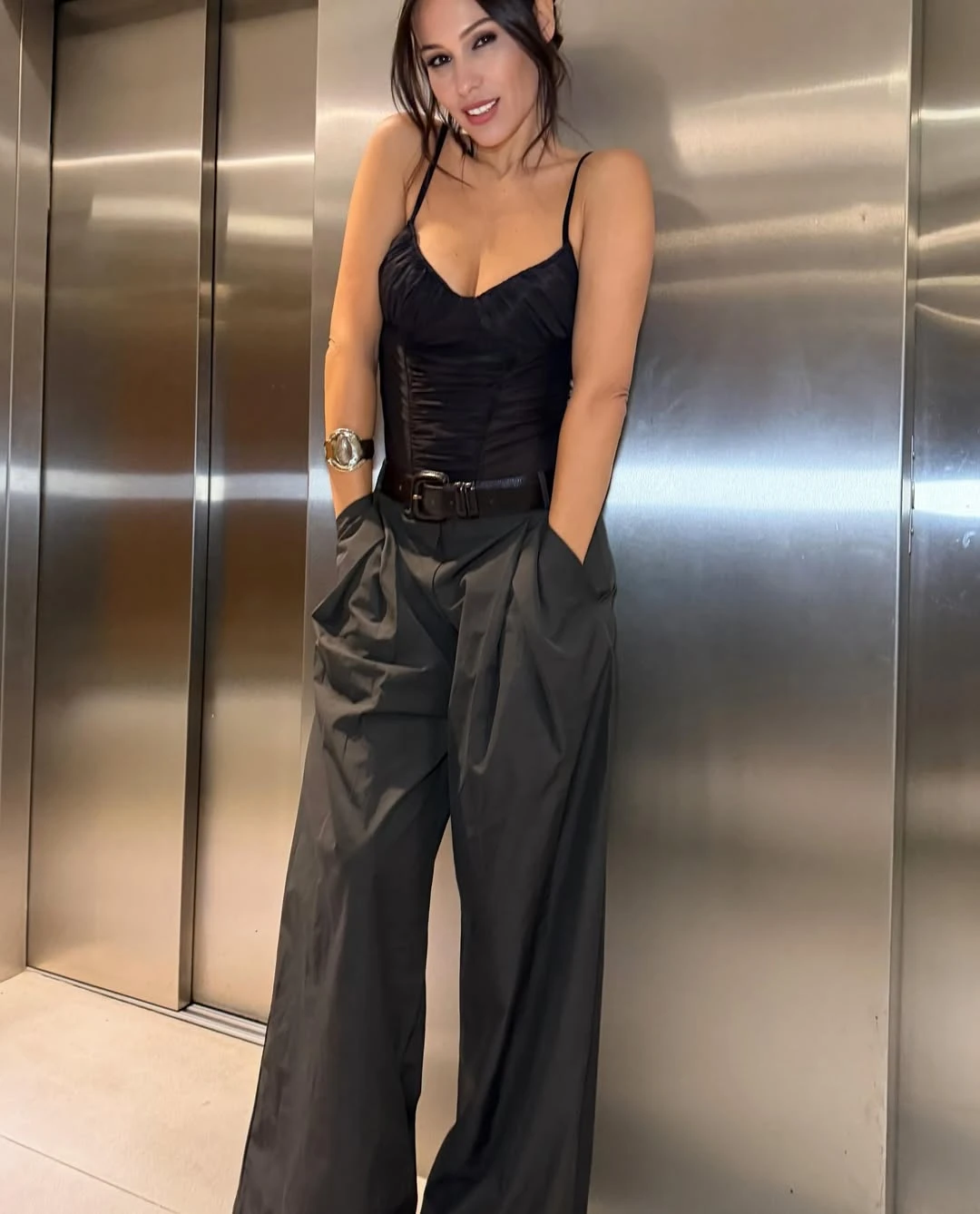 Pampita impone el french twist: el peinado clásico que vuelve y eleva cualquier look urbano