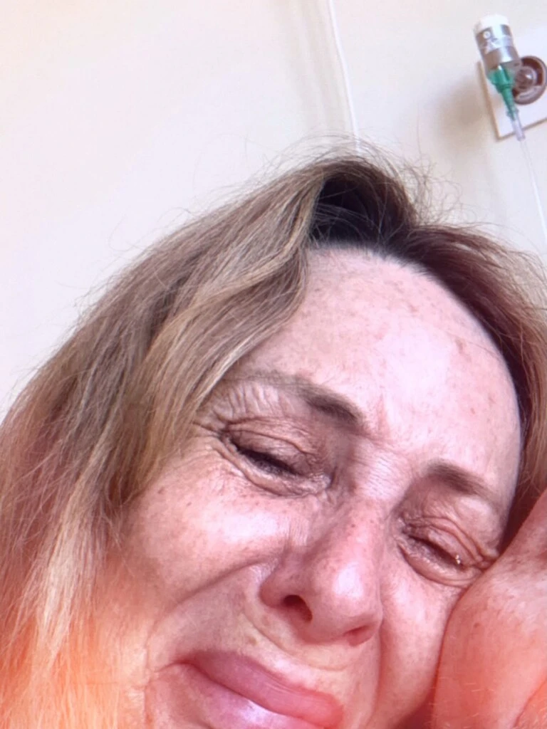 Evelyn Von Brocke se mostró llorando por la pérdida de su papá. Fotos: IG. 