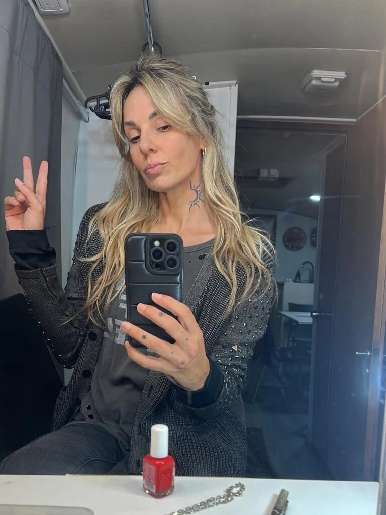 “La guionista dijo, ‘Vamos a mostrarla para que el espectador también la juzgue con nosotros’. Mostramos a una madre que está haciendo malabares pero que en realidad es para el espectador una madre que se va al Cosquín Rock... ¿Por qué no puede una madre irse a un recital y dejar al pibe con la vecina si ella materna sola?”.