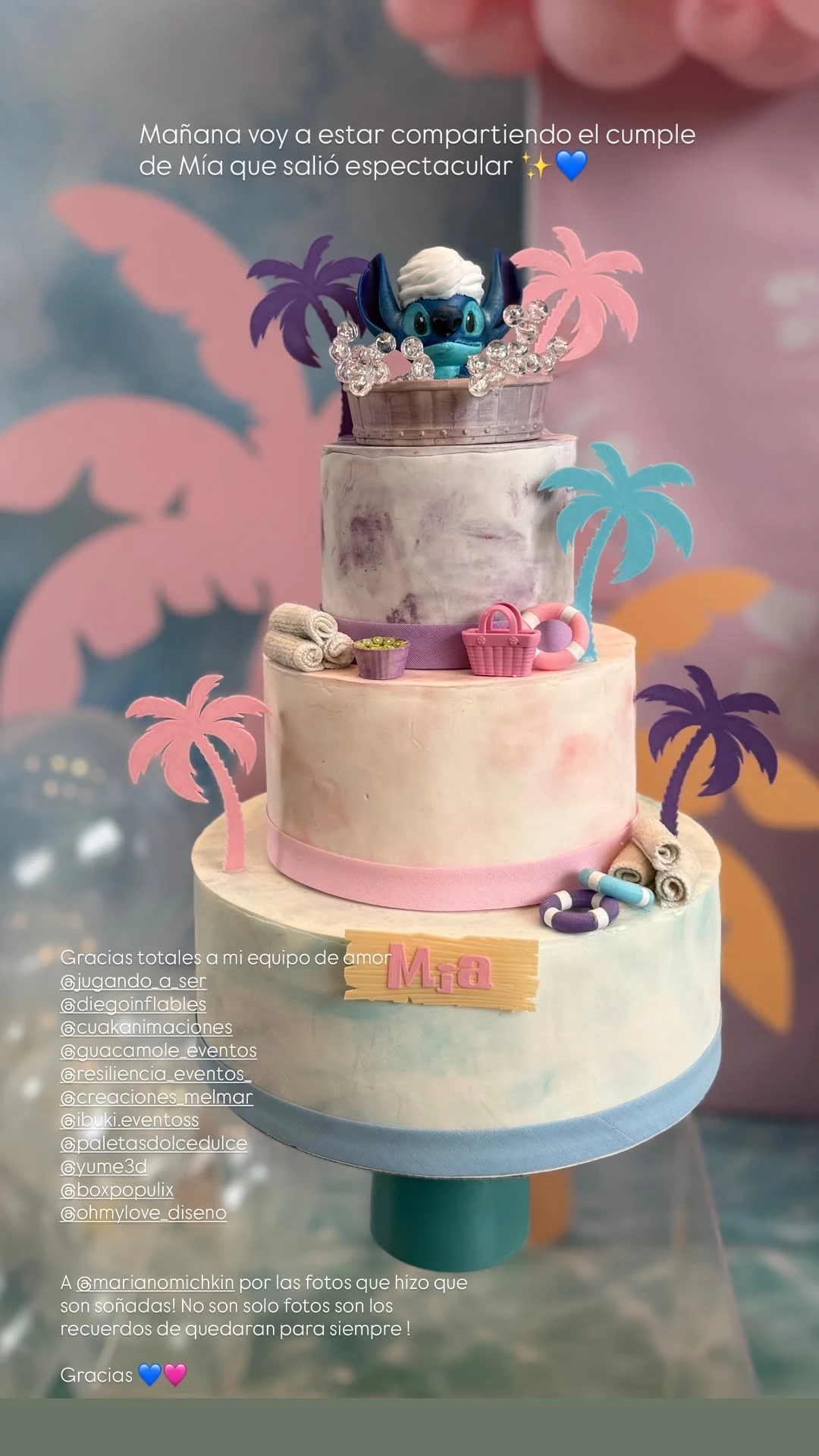 La cumpleañera tuvo una torta de tres pisos con imágenes de la película. Foto: IG. 
