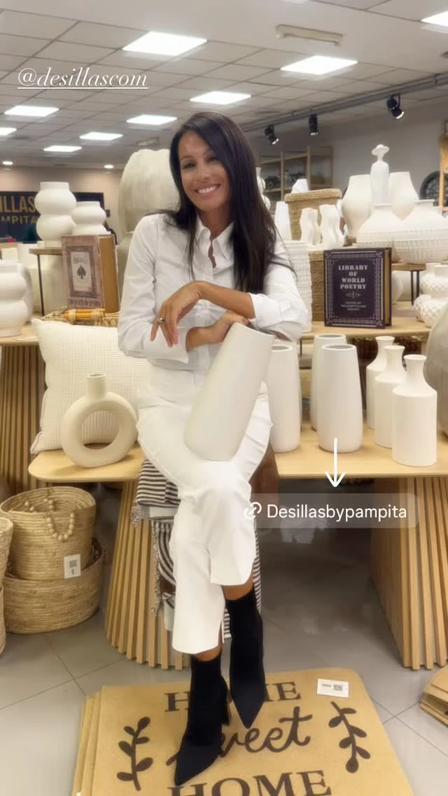 Pampita, que usa el pantalón blanco en otoño