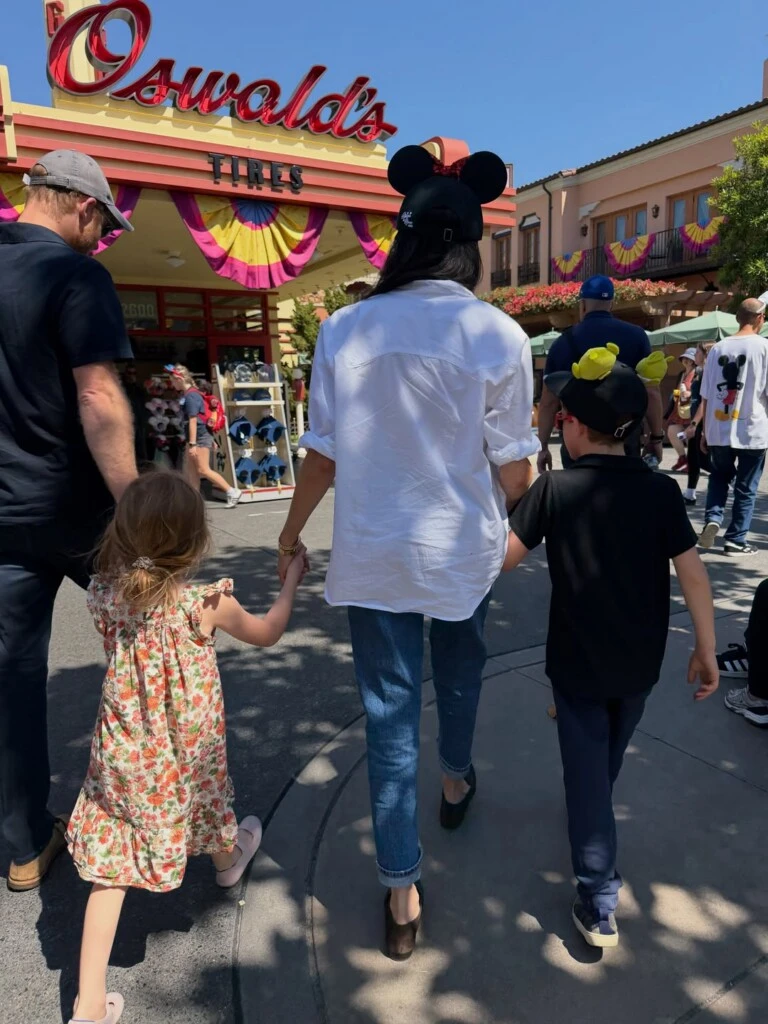 Meghan Markle y Harry junto a sus hijos. Fotos: IG.
