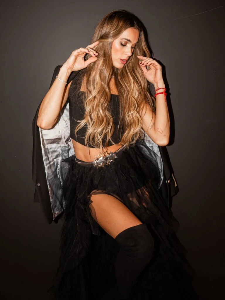 Uno de los elementos más impactantes del outfit fue, sin dudas, la falda negra de tul con gran movimiento y efecto etéreo. 