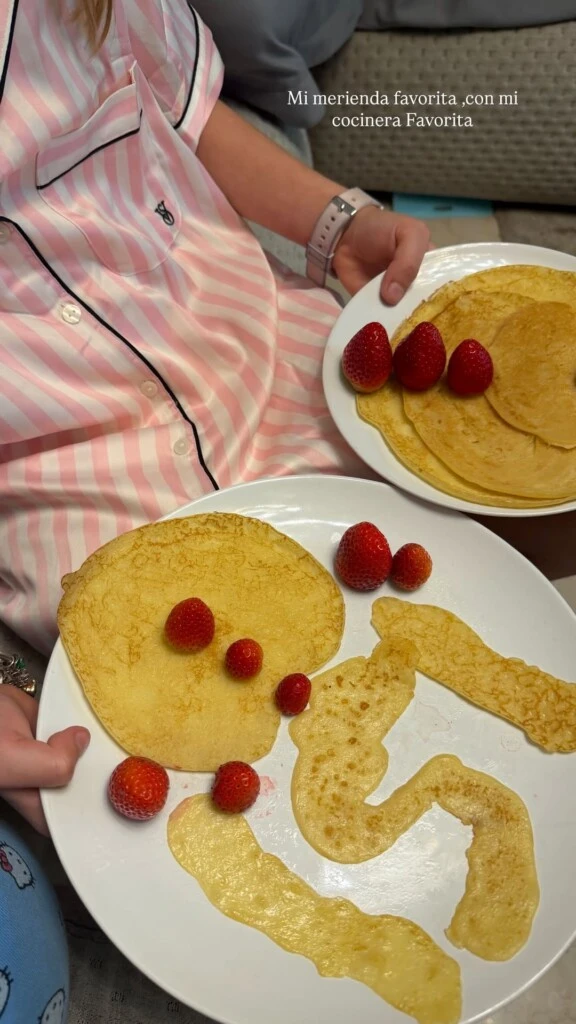 Wanda compartió imágenes de una merienda especial basada en panqueques con frutillas preparados junto a Isabella.