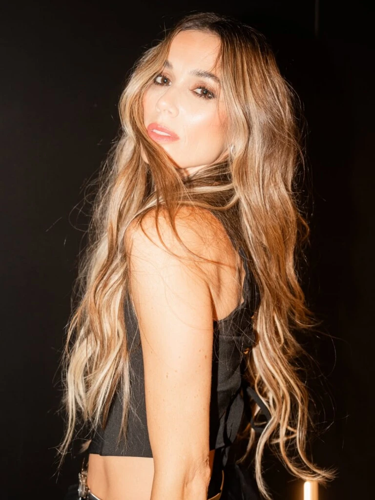 Chechu llevó el cabello suelto con ondas suaves y mucho movimiento, acompañando la fluidez del outfit. 