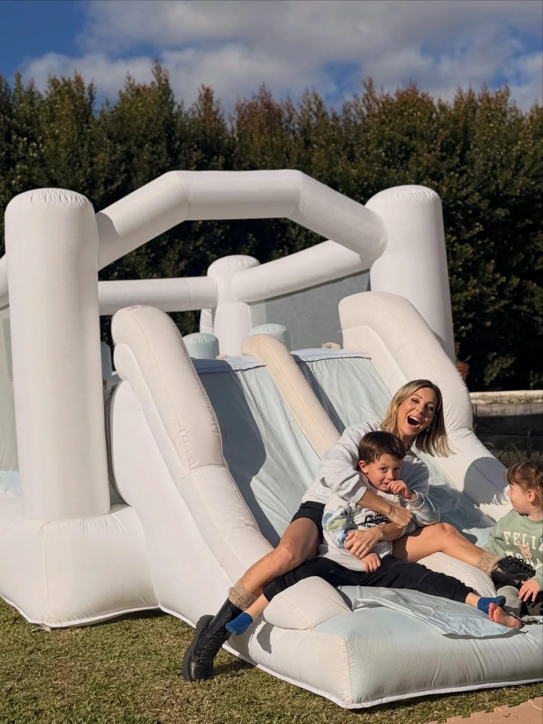 Los invitados se divirtieron en un gran inflable blanco. Foto: IG. 