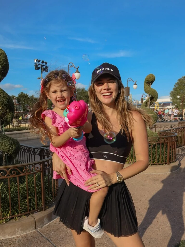 La modelo eligió una gorra negra, top deportivo al tono y una pollera sporty. Además, sumó una campera atada a la cintura, logrando un look comfy y canchero.