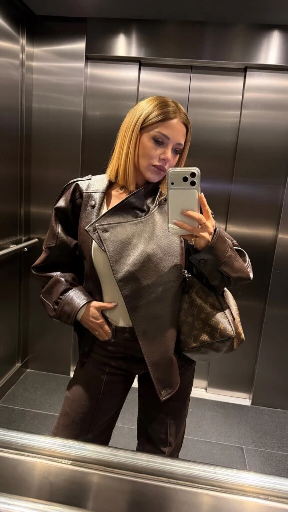 Evangelina acompañó la campera con un pantalón de cuero al tono, logrando un efecto coordinado elegante y canchero.