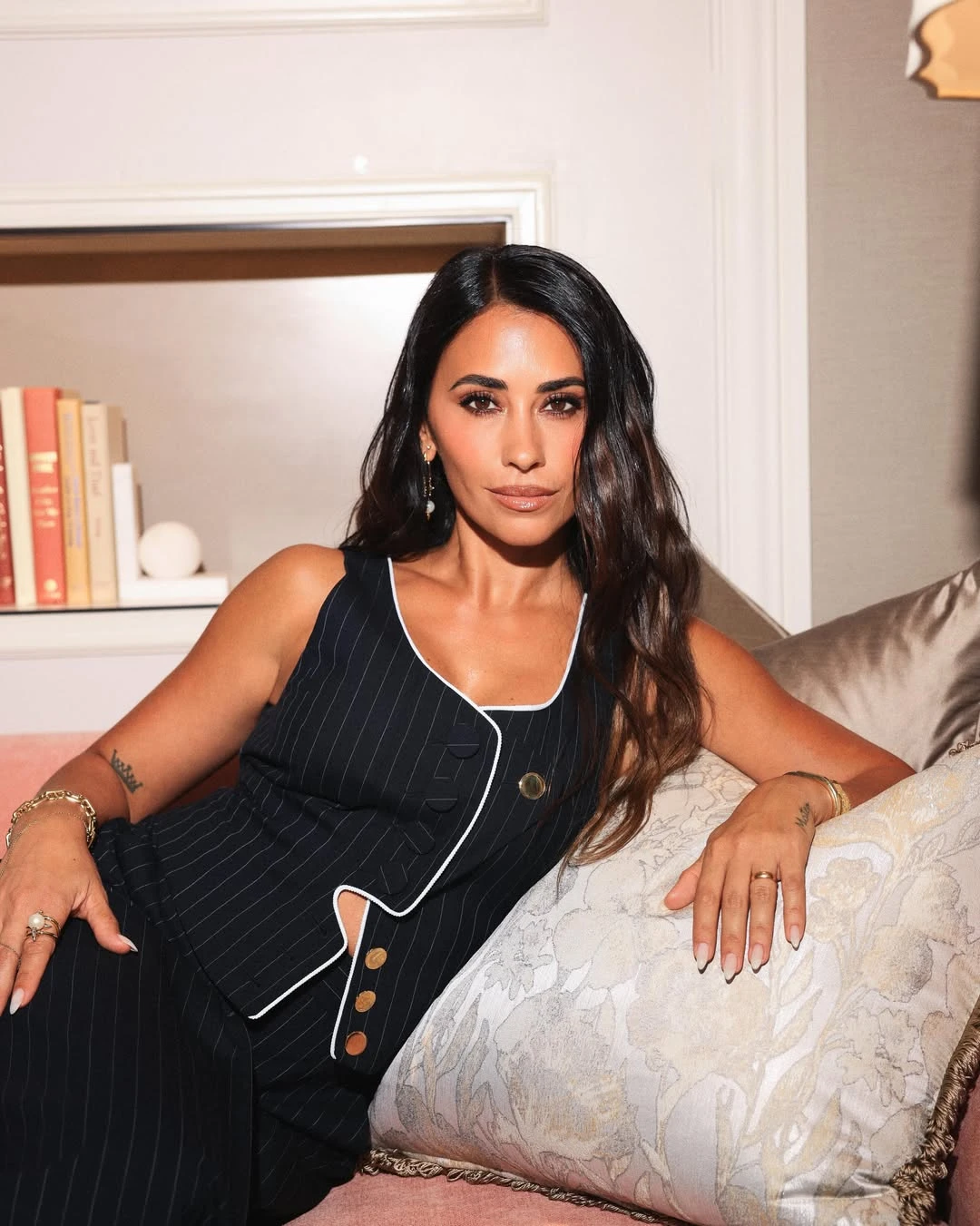 El beauty look de Antonela Roccuzzo en el desfile de Louis Vuitton: las claves de una piel ultra luminosa y una mirada definida