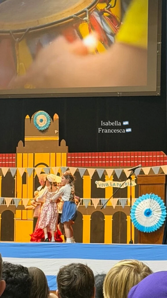 Wanda Nara compartió una jornada muy especial al asistir al acto escolar de sus hijas menores, Francesca Icardi e Isabella Icardi.