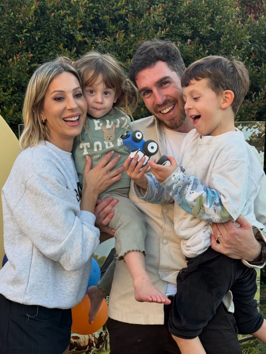Noelia Marzol junto a Ramiro Arias y sus hijos. Fotos: IG. 