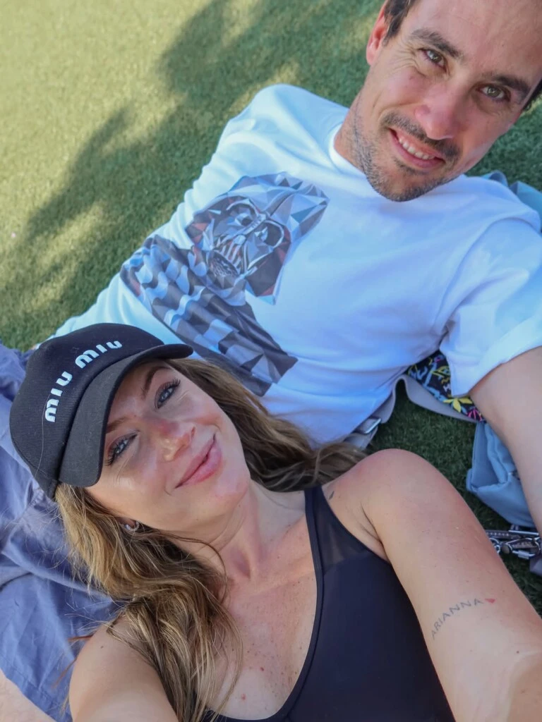 Además de las recorridas por el parque, la influencer mostró algunos momentos de descanso junto a Guido Pella, incluyendo selfies sobre el césped de Disney y pausas relajadas en medio de la jornada.