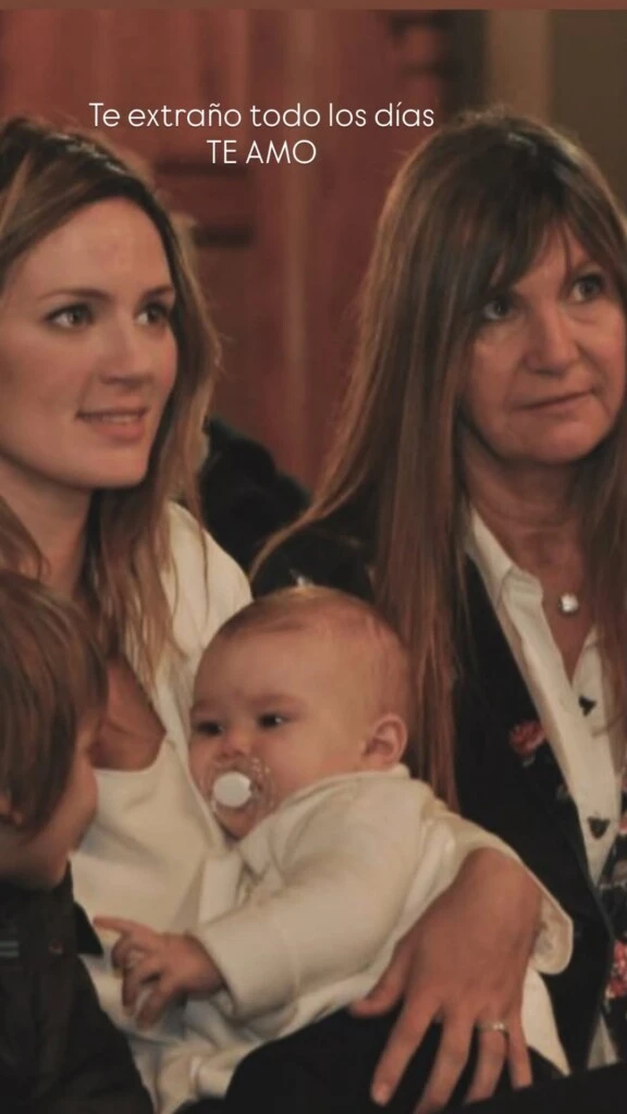 Luego publicó otra imagen familiar tomada hace algunos años, donde aparece sosteniendo a Filipa cuando era bebé, junto a Baltazar y Claudia detrás de ellos, en lo que parecería haber sido un bautismo.