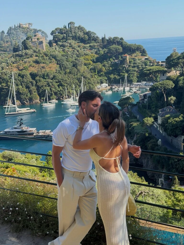 La pareja compartió románticas postales. Fotos: IG.