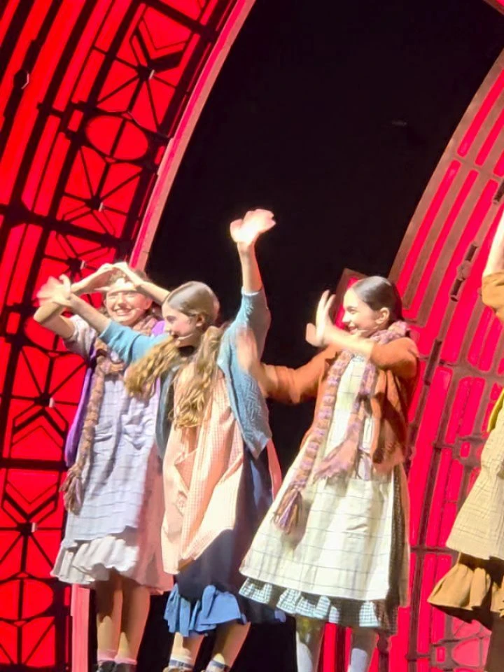 Francesca junto a sus compañeras de elenco. Fotos: IG.