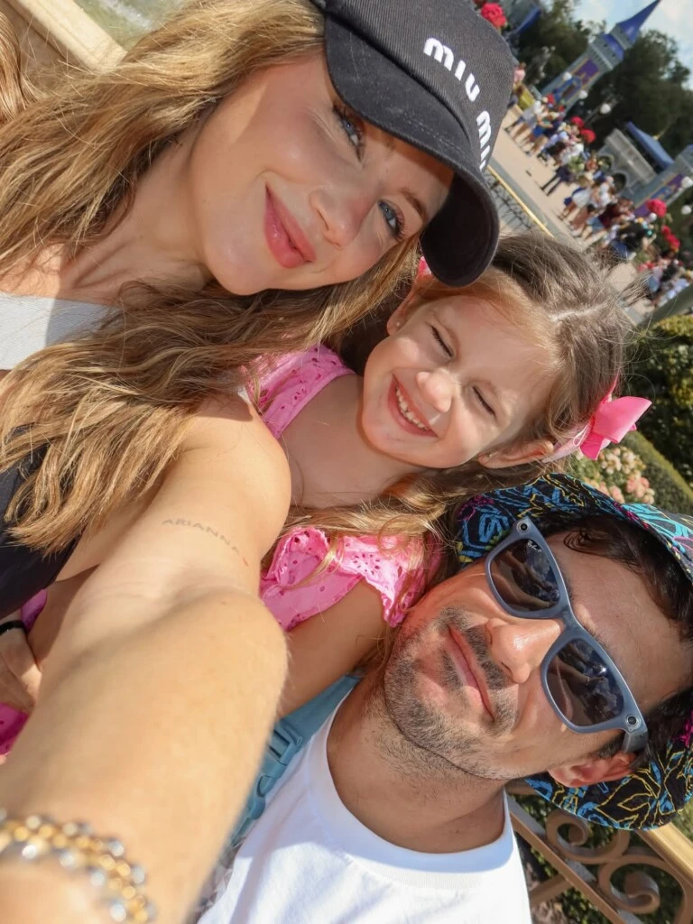 En varias de las imágenes se la pudo ver sonriente y relajada, tanto sola como junto a Guido Pella y Arianna, siempre con el icónico castillo de fondo y distintas atracciones del parque.